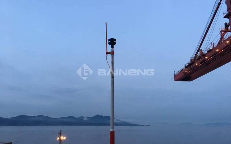 我公司为宁波北仑港矿石码头提供的WindSonic安装完毕